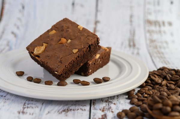 Explorez cette exquise recette de brownie au chocolat noir et noix de pécan : un dessert irrésistible à ne pas manquer !